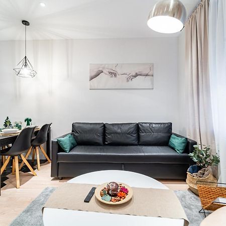 Edsam Madrid Apartments Black Ngoại thất bức ảnh