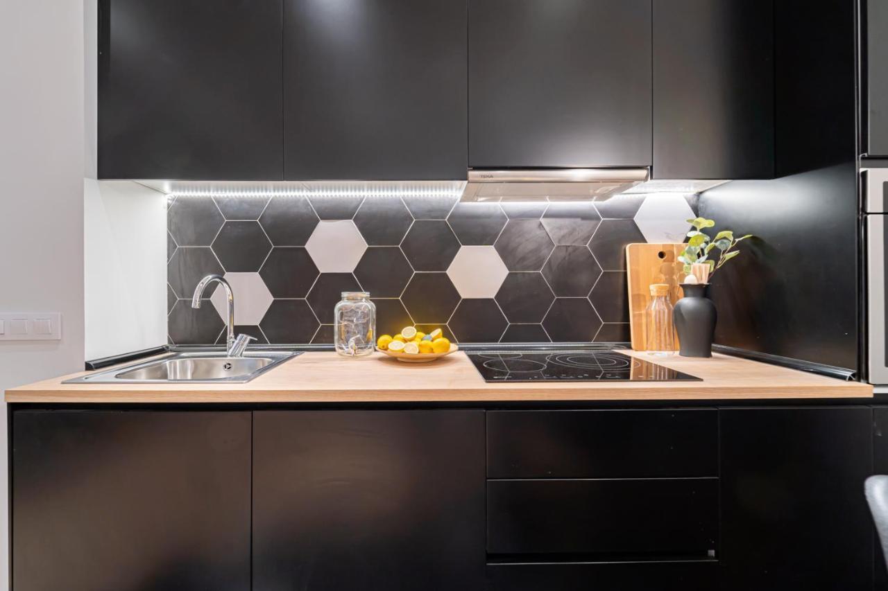 Edsam Madrid Apartments Black Ngoại thất bức ảnh