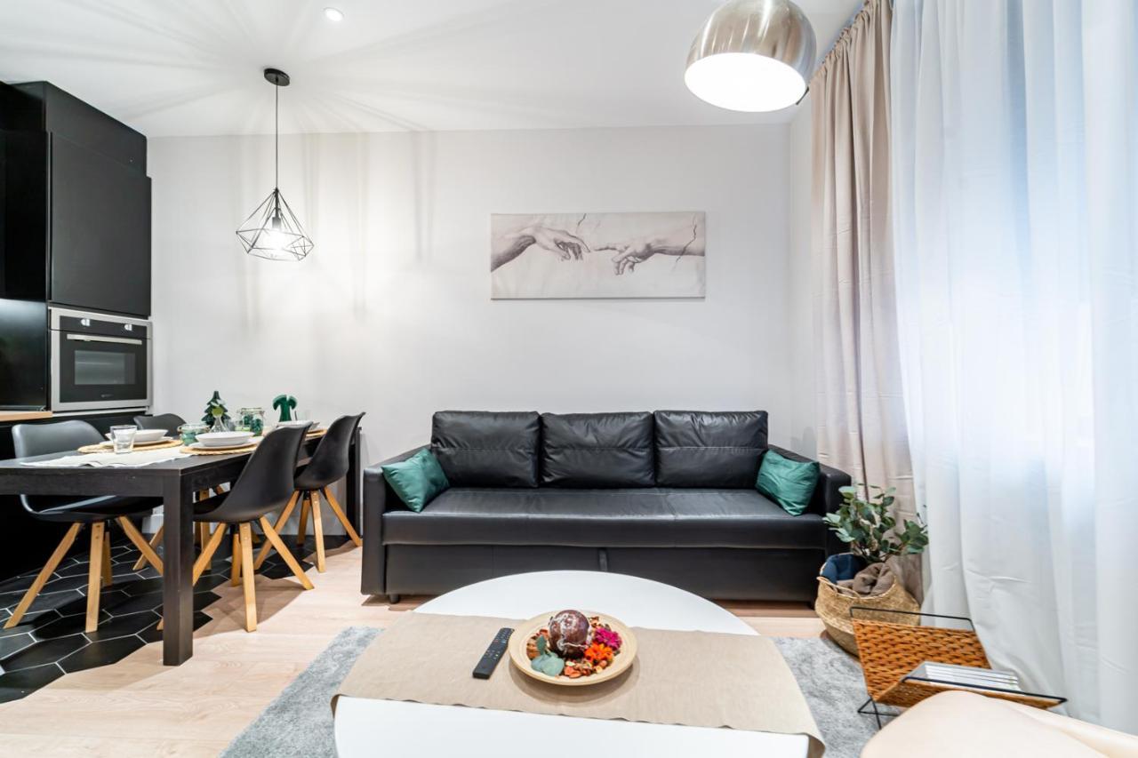 Edsam Madrid Apartments Black Ngoại thất bức ảnh