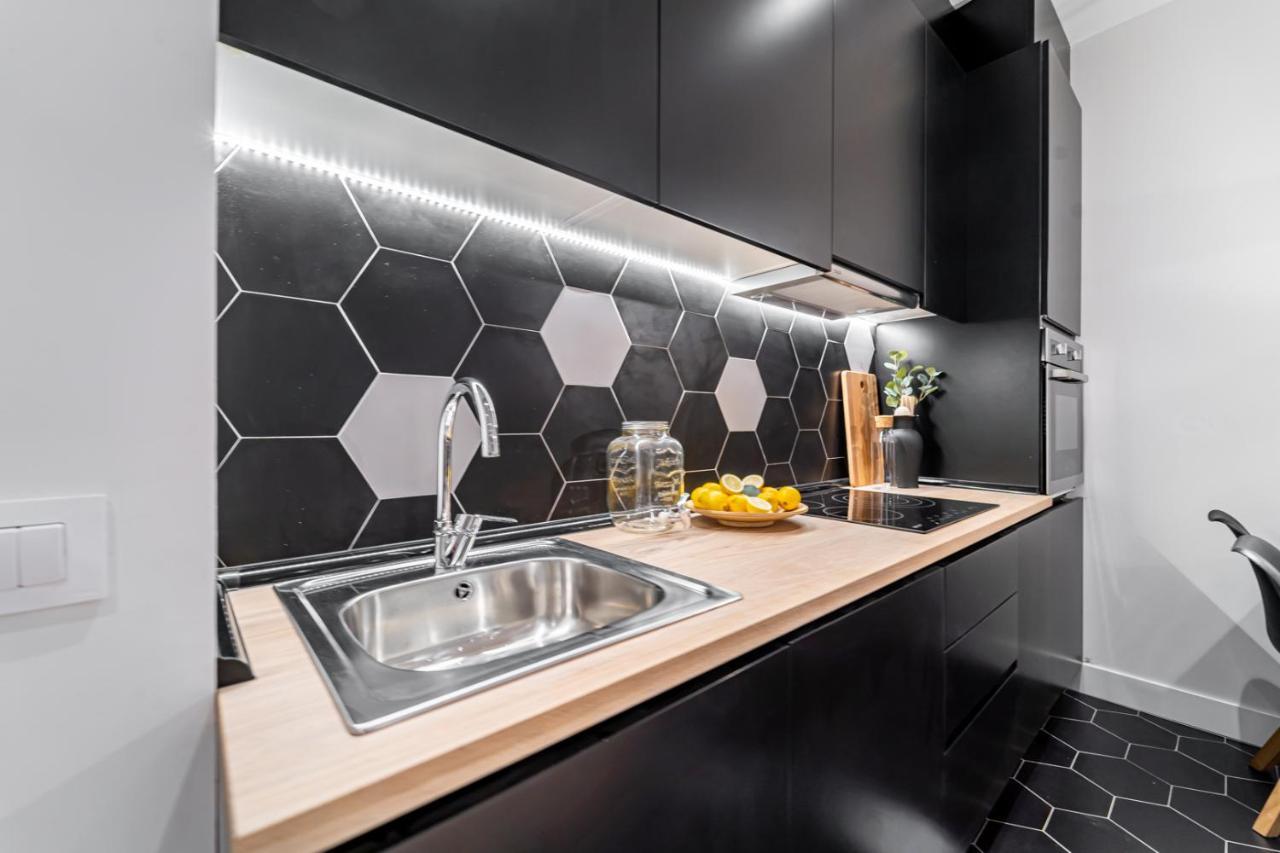 Edsam Madrid Apartments Black Ngoại thất bức ảnh