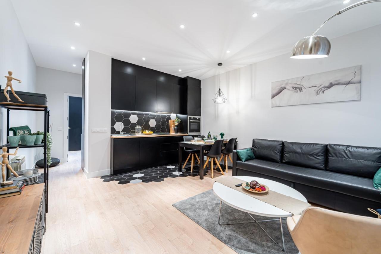 Edsam Madrid Apartments Black Ngoại thất bức ảnh