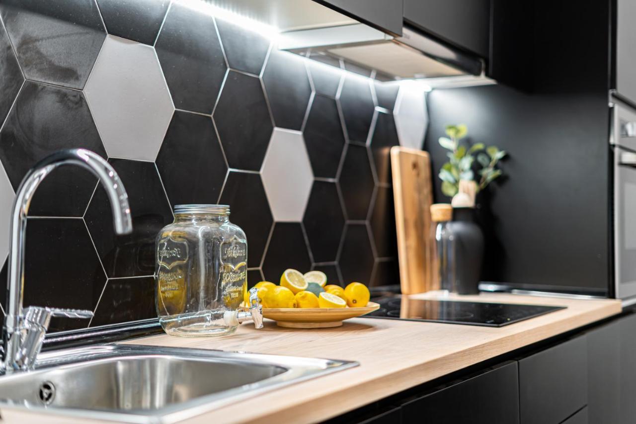 Edsam Madrid Apartments Black Ngoại thất bức ảnh
