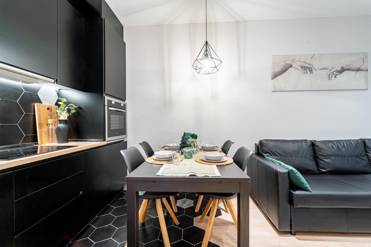 Edsam Madrid Apartments Black Ngoại thất bức ảnh